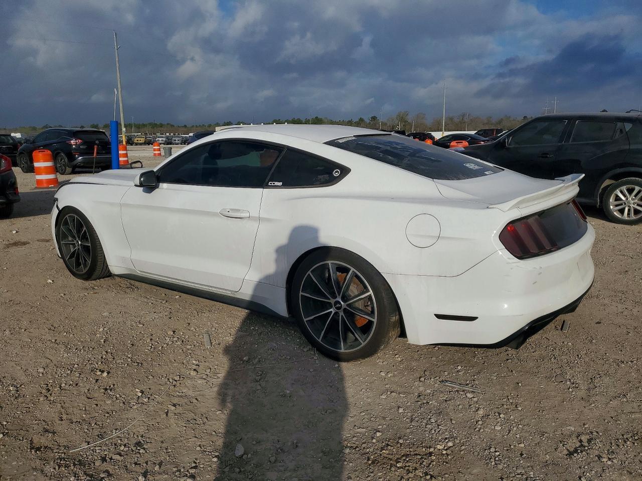 2015 Ford Mustang - zdjęcie 2