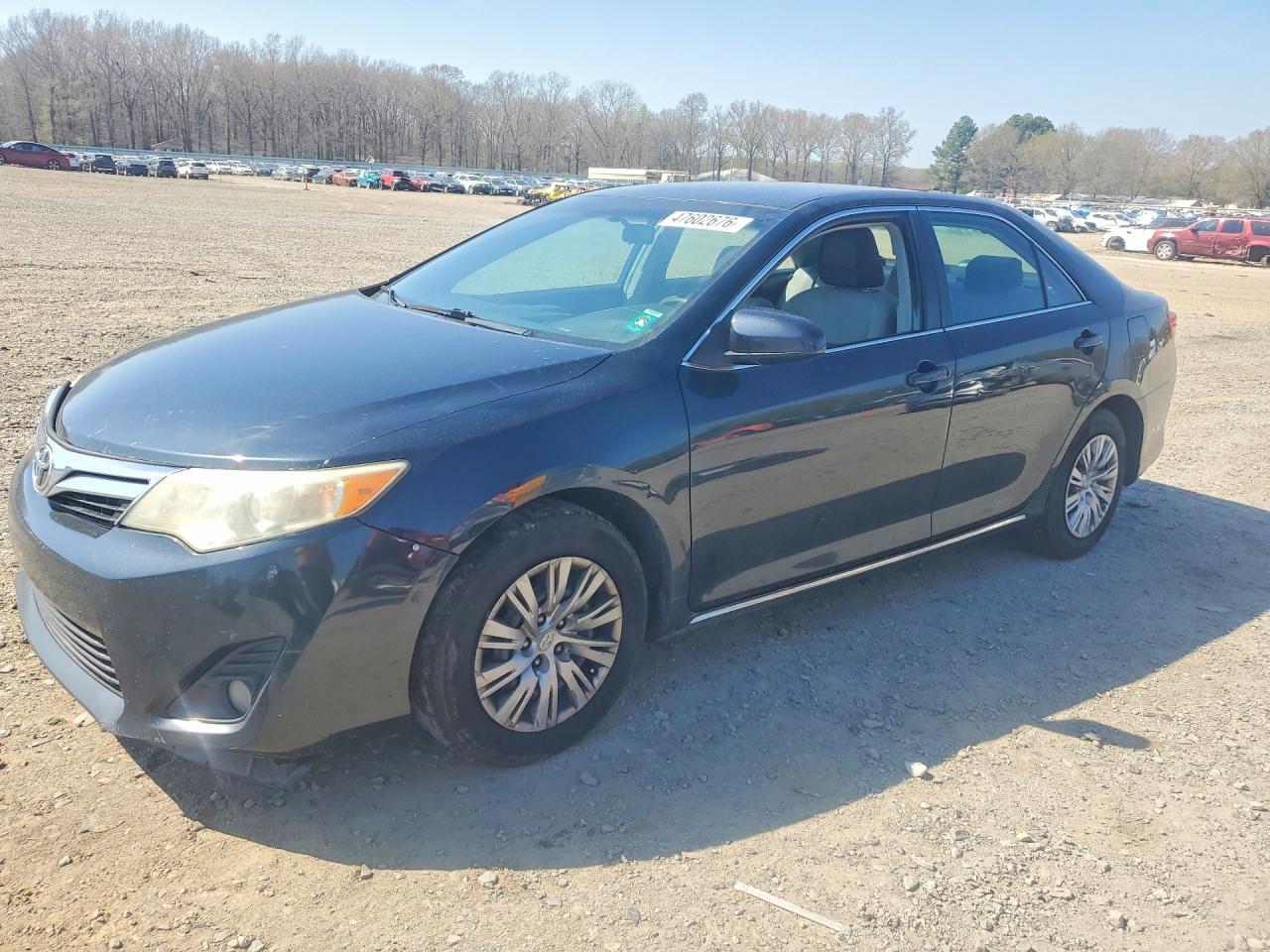 2013 Toyota Camry Le - zdjęcie główne