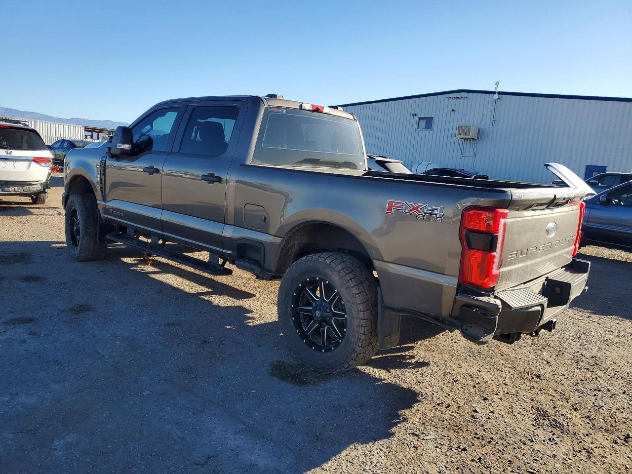 2023 Ford F350 Super Duty - zdjęcie 2