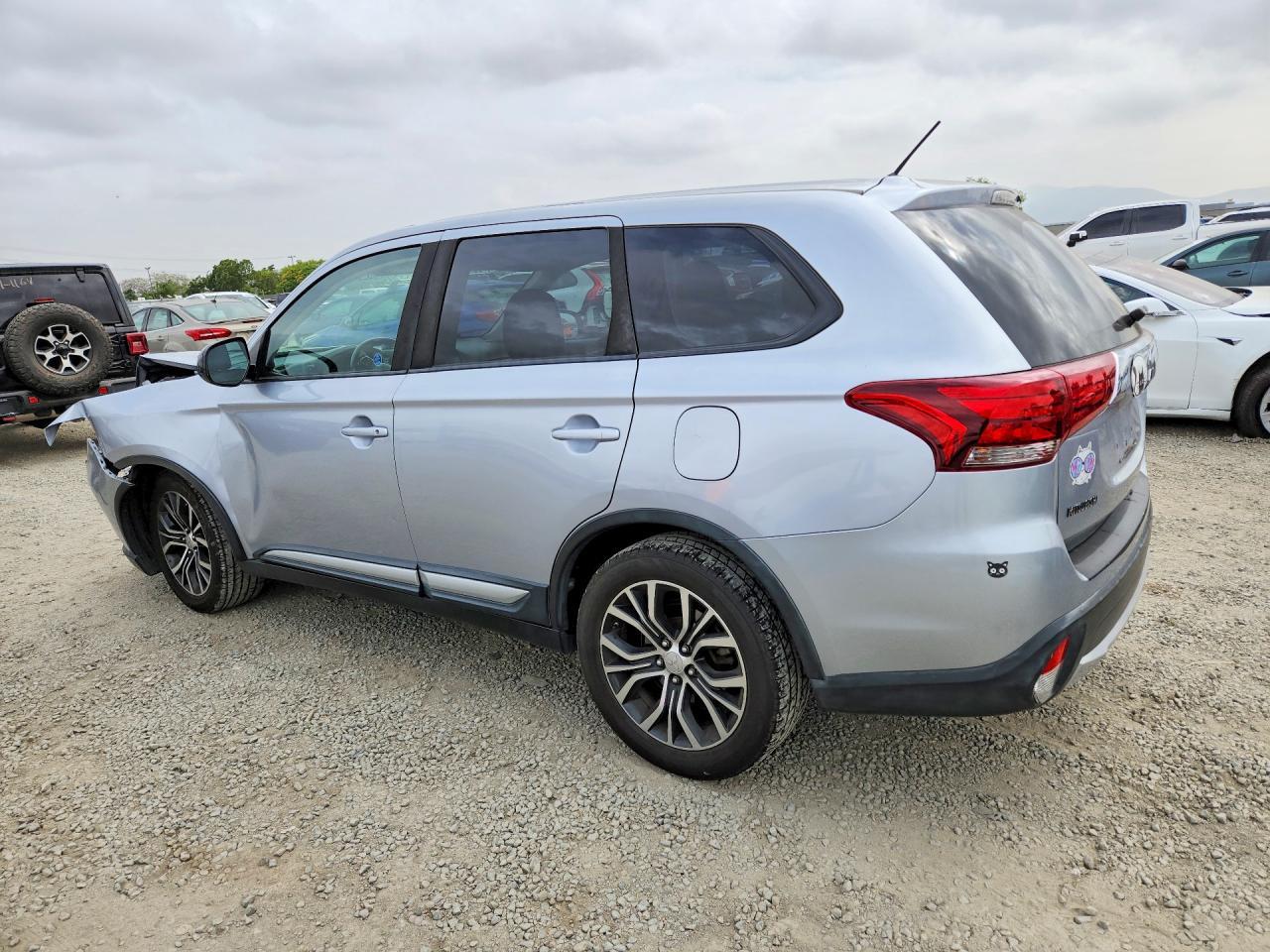 2016 Mitsubishi Outlander Es - zdjęcie 2