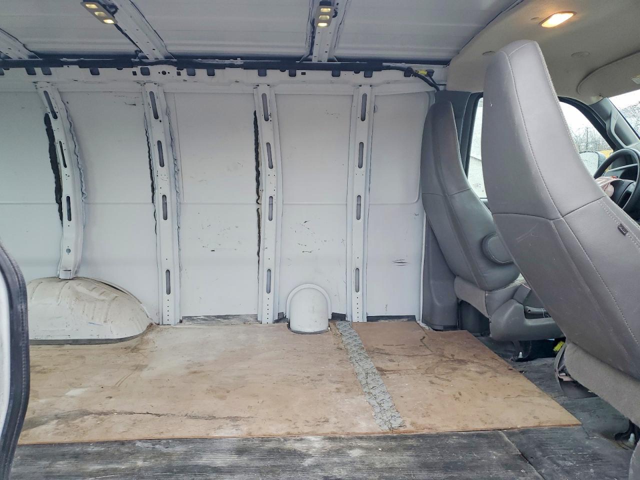 2023 GMC Savana G2500 - zdjęcie 11