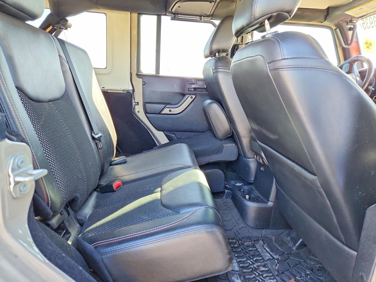 2016 Jeep Wrangler Unlimited Sahara - zdjęcie 11