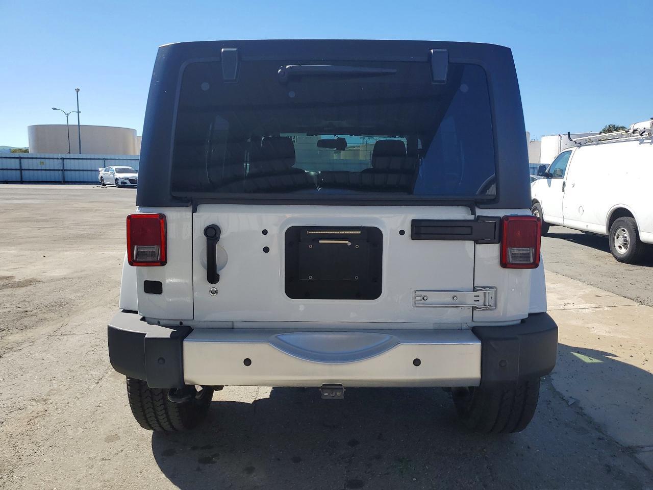 2014 Jeep Wrangler Unlimited Sahara - zdjęcie 6