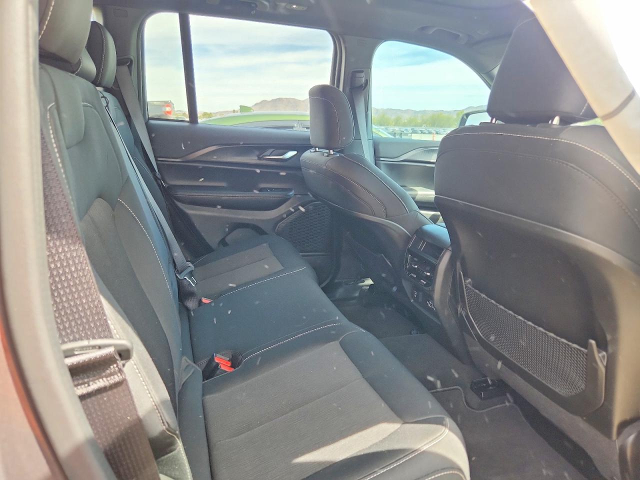 2025 Jeep Grand Cherokee Laredo - zdjęcie 11