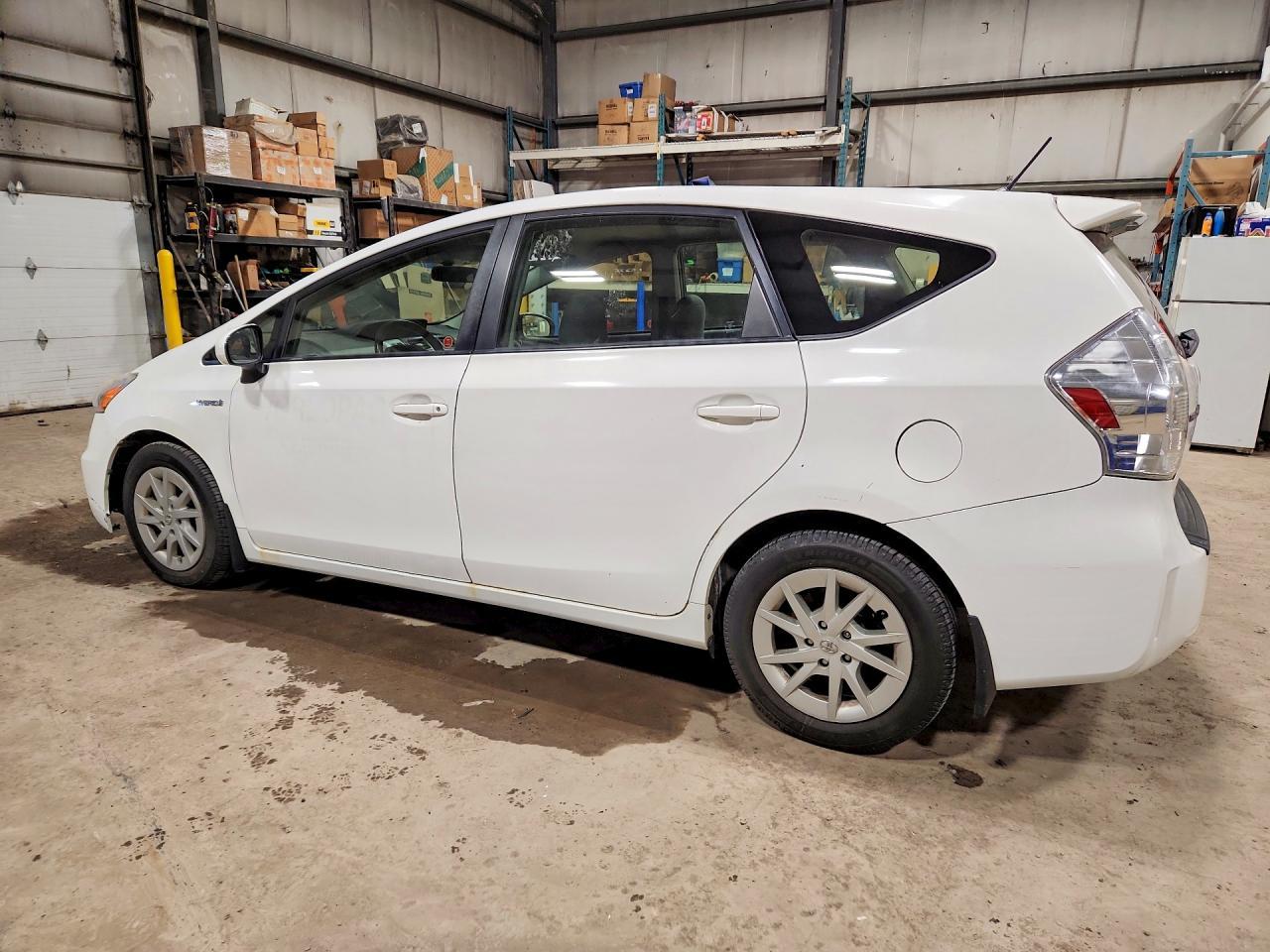 2014 Toyota Prius V - zdjęcie 2