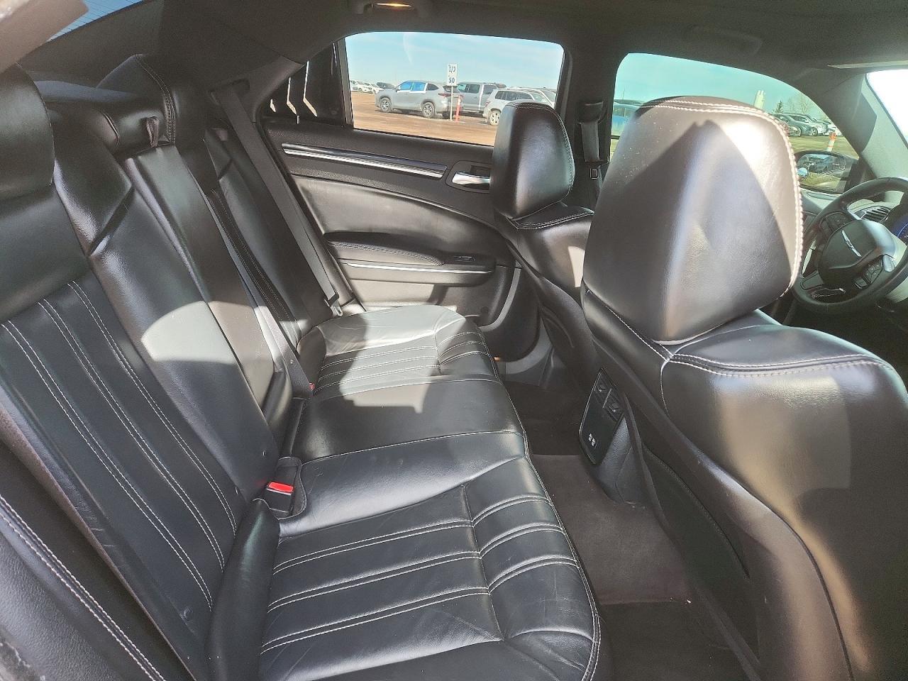 2017 Chrysler 300 S - zdjęcie 10