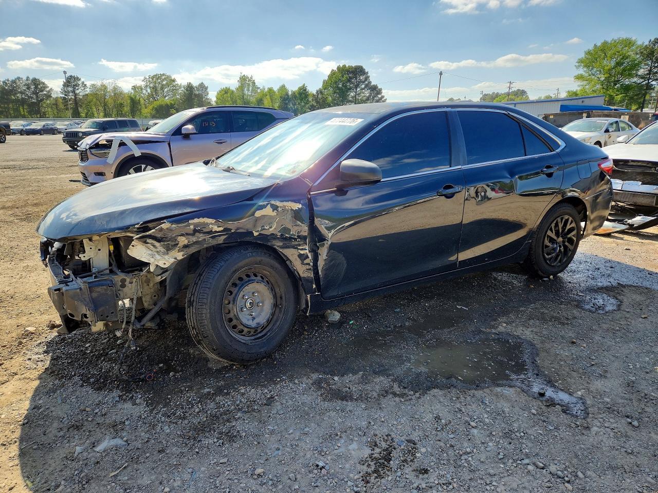 2016 Toyota Camry Le - zdjęcie główne