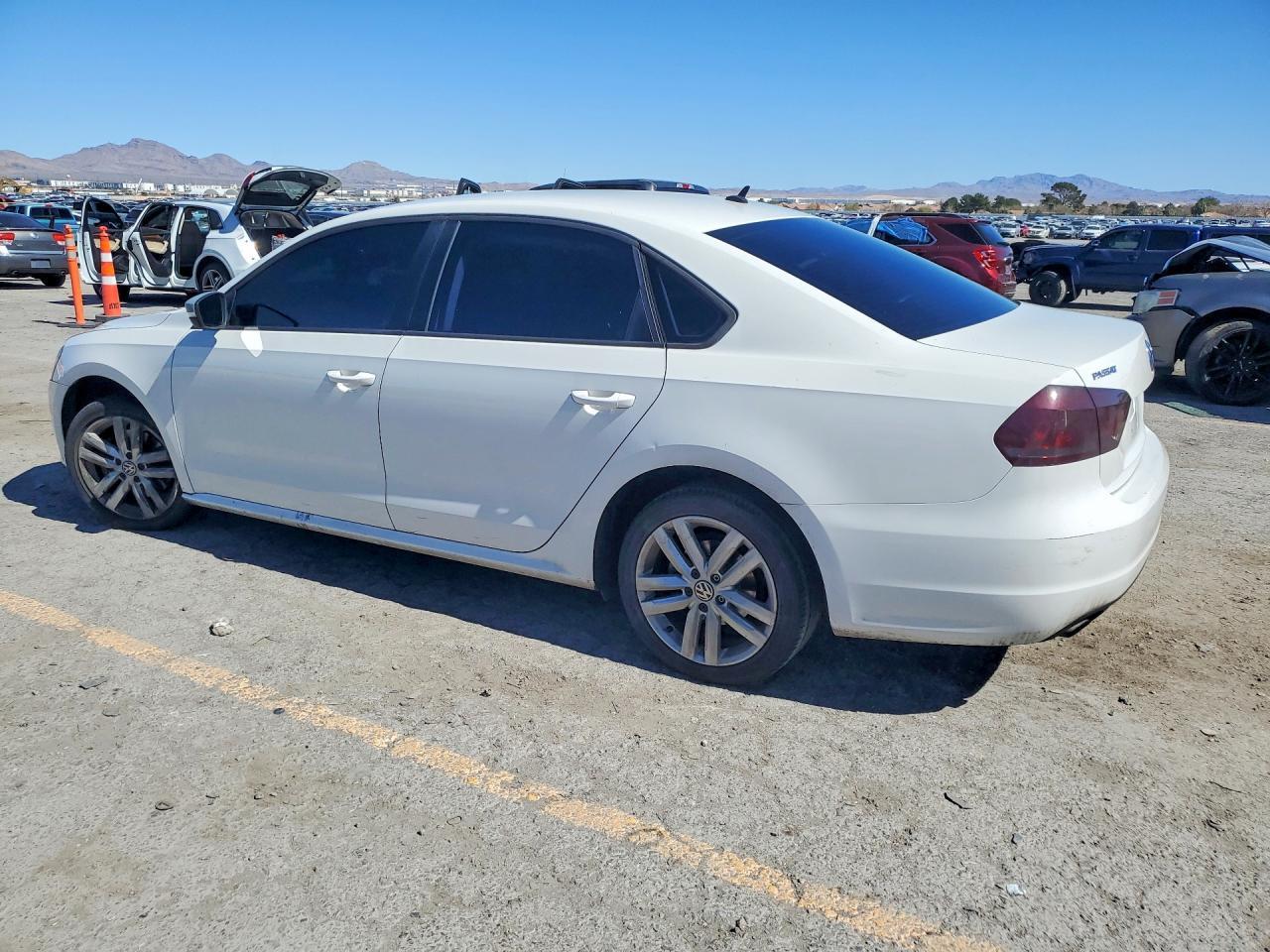 2015 Volkswagen Passat S - zdjęcie 2