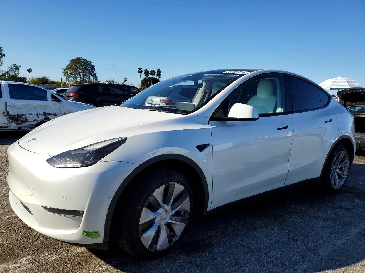 2022 Tesla Model Y - zdjęcie główne