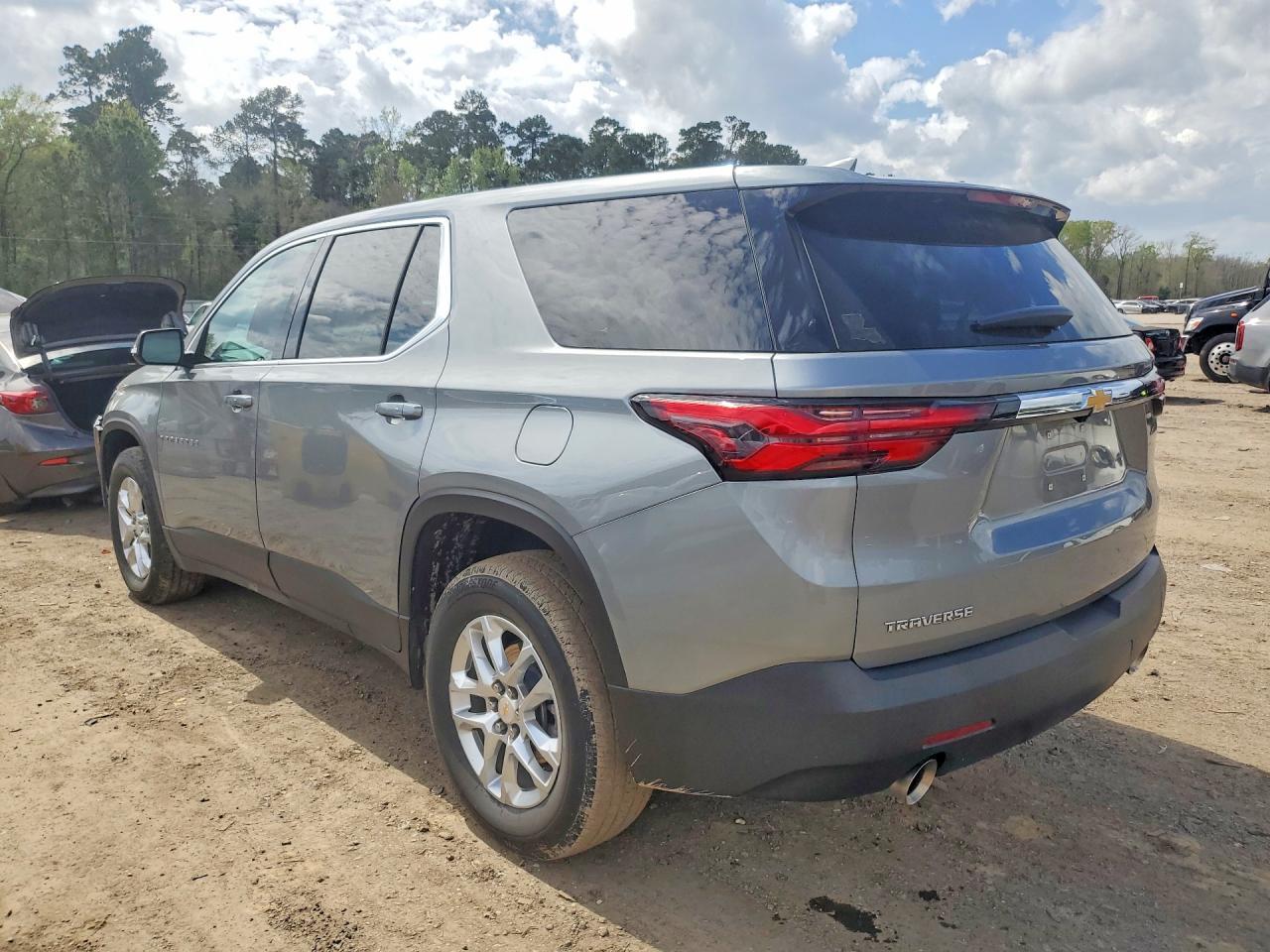 2023 Chevrolet Traverse Ls - zdjęcie 2