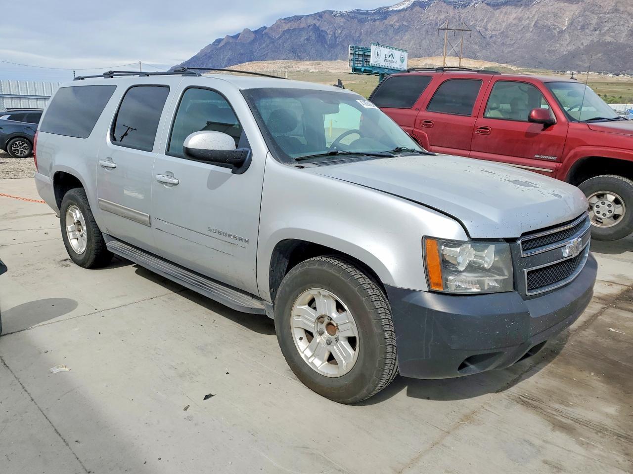 2013 Chevrolet Suburban C1500 Ls - zdjęcie 4