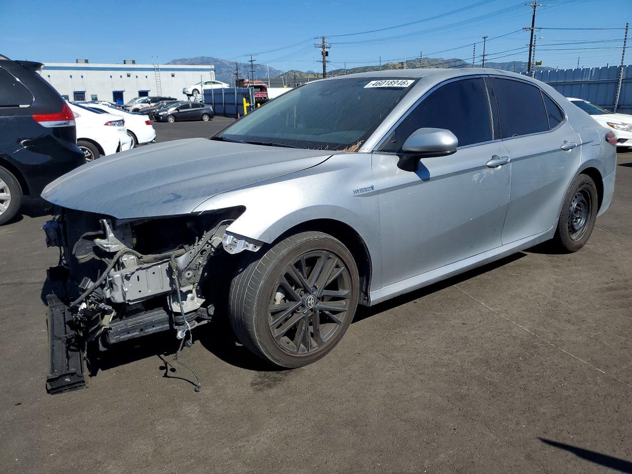 2020 Toyota Camry Hybrid Le - zdjęcie główne