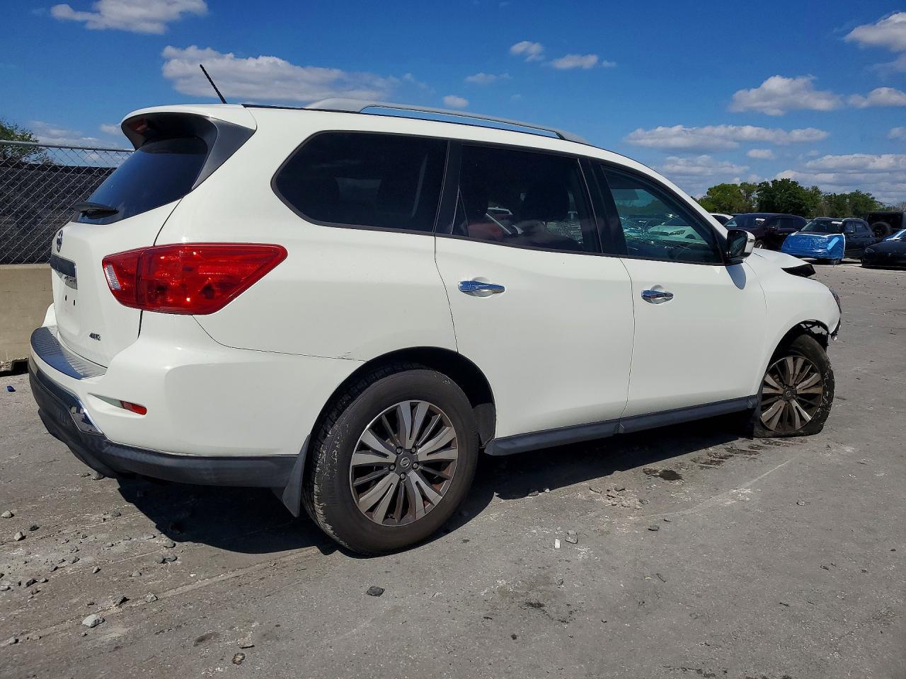 2017 Nissan Pathfinder S - zdjęcie 3