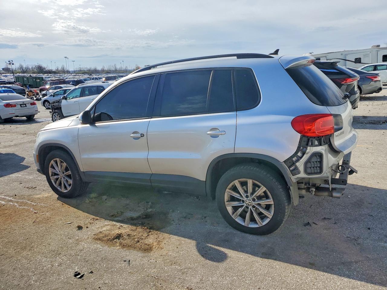 2015 Volkswagen Tiguan S - zdjęcie 2