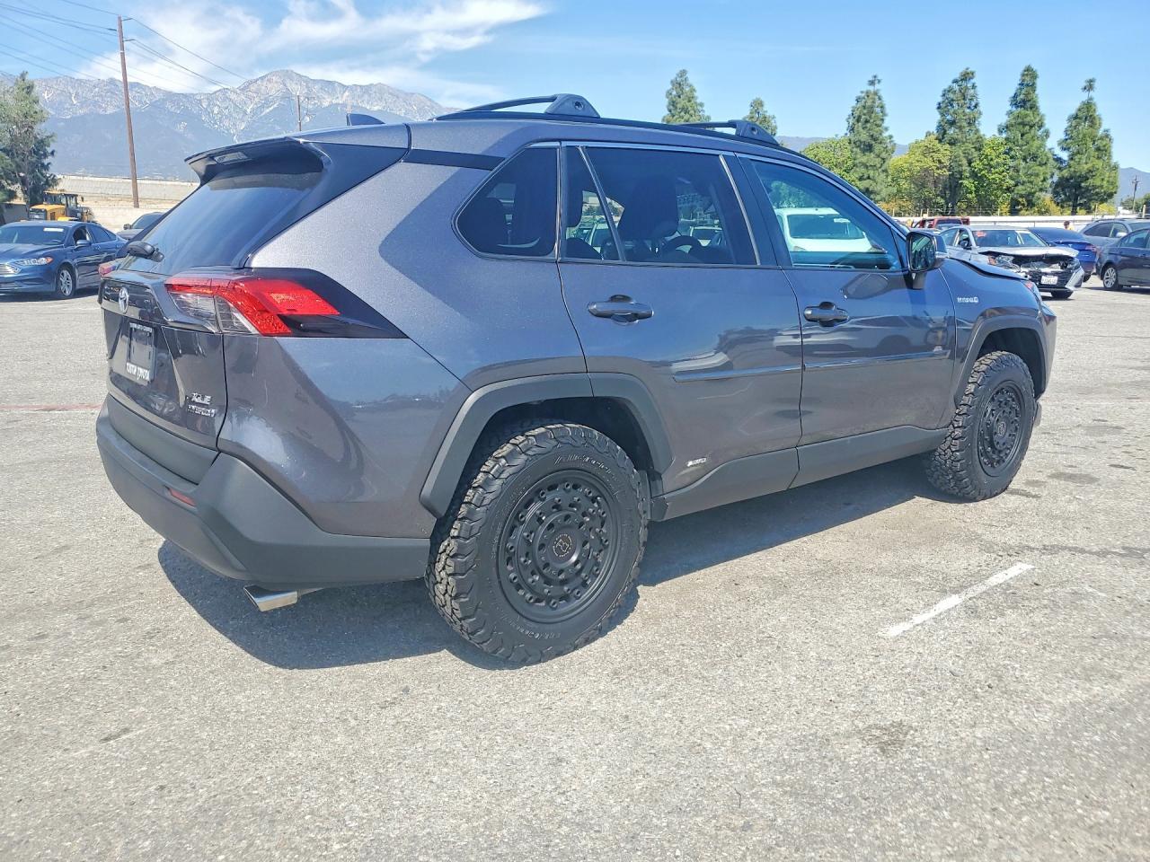 2021 Toyota Rav4 Hybrid Xle - zdjęcie 3