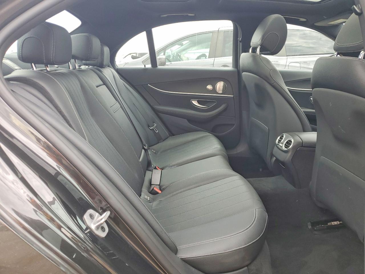 2021 Mercedes-Benz E 350 4Matic - zdjęcie 10