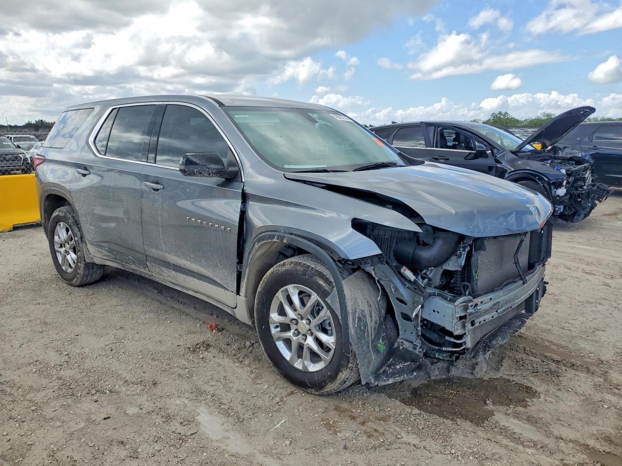 2021 Chevrolet Traverse Ls - zdjęcie 4
