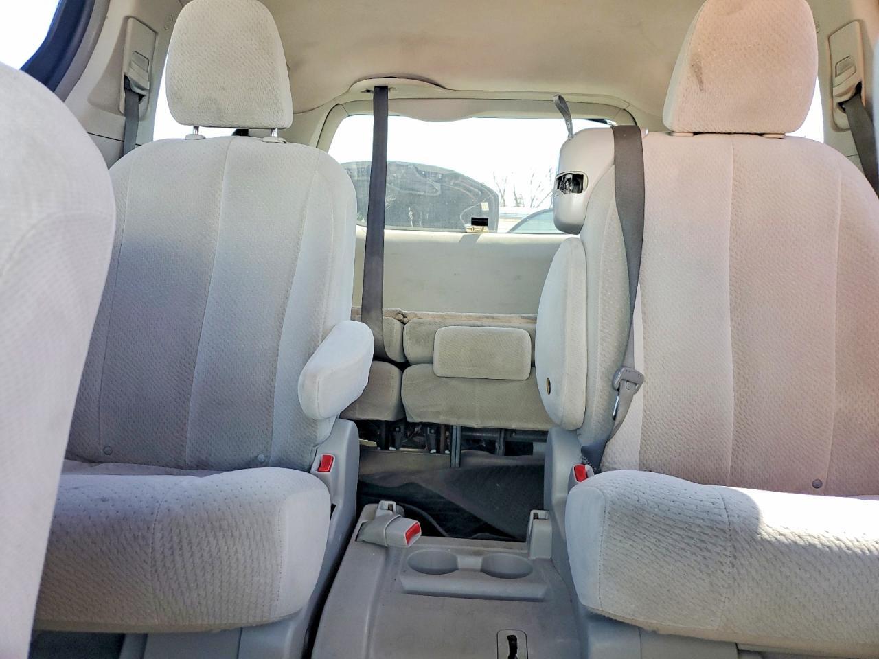 2013 Toyota Sienna Le 8-Passenger - zdjęcie 10
