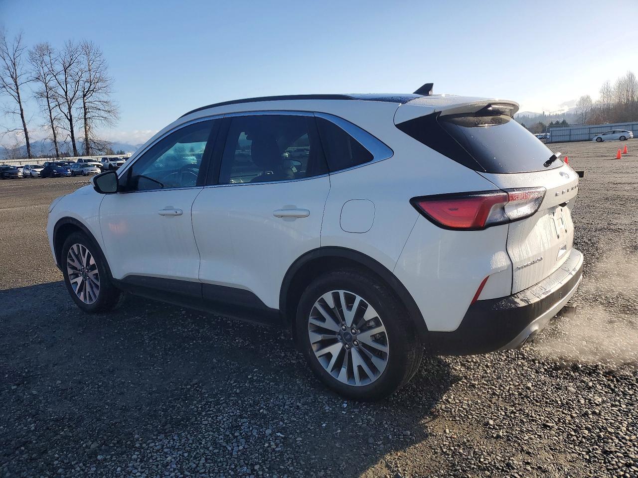 2022 Ford Escape Titanium - zdjęcie 2