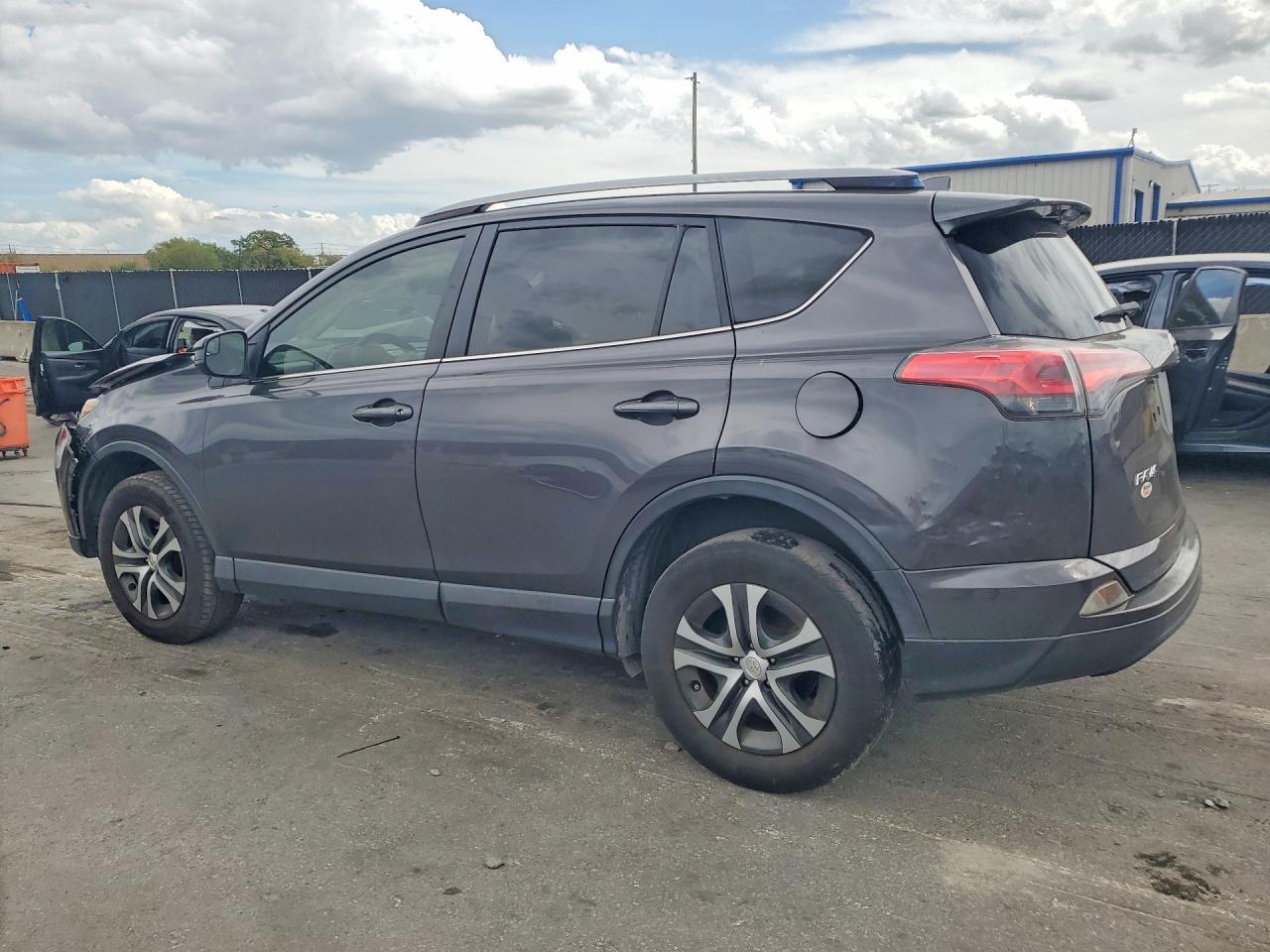 2018 Toyota Rav4 Le - zdjęcie 2