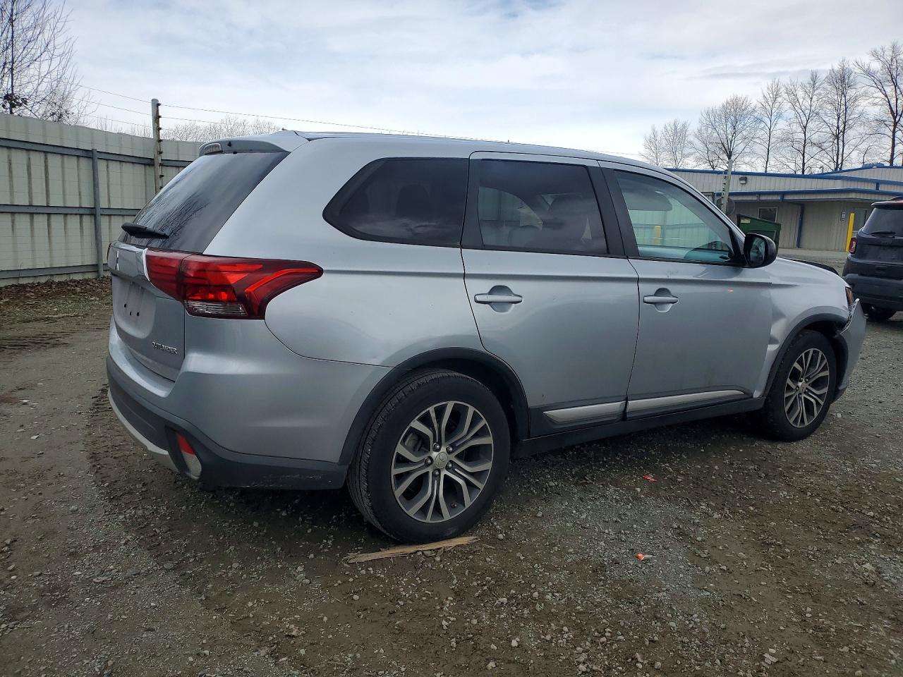 2016 Mitsubishi Outlander Es - zdjęcie 3