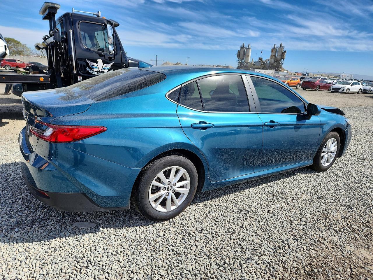 2025 Toyota Camry Le - zdjęcie 3