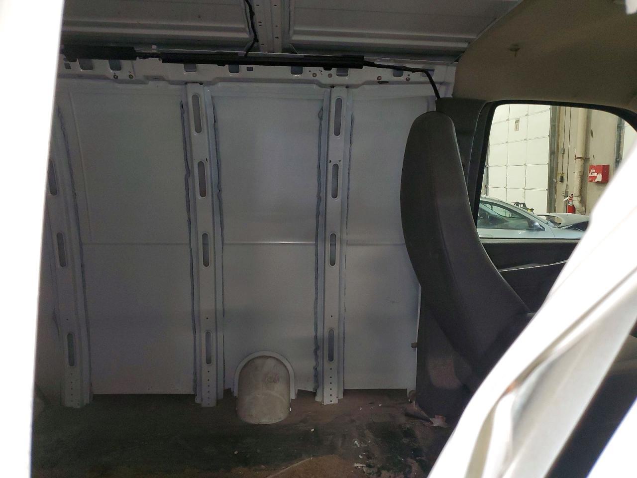 2015 Chev Express G2500 - zdjęcie 11