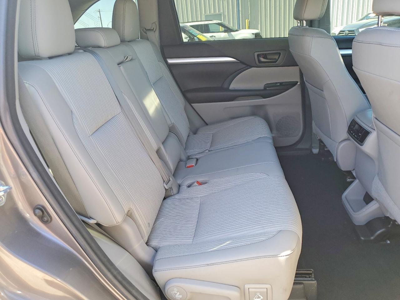 2016 Toyota Highlander Le Plus - zdjęcie 11