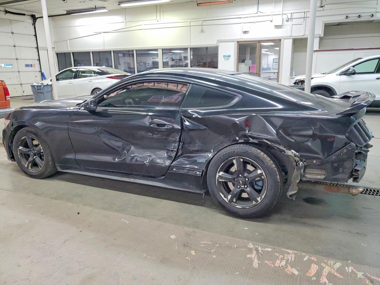 2015 Ford Mustang - zdjęcie 2