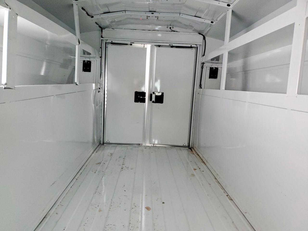 2025 Chevrolet Express Cutaway G4500 - zdjęcie 10