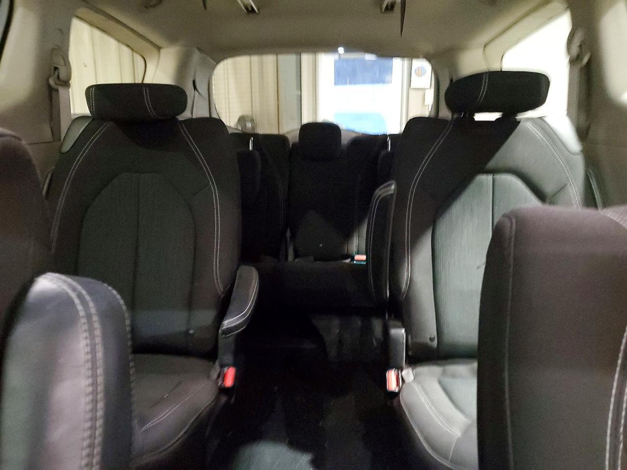 2021 Chrysler Voyager Lx - zdjęcie 10