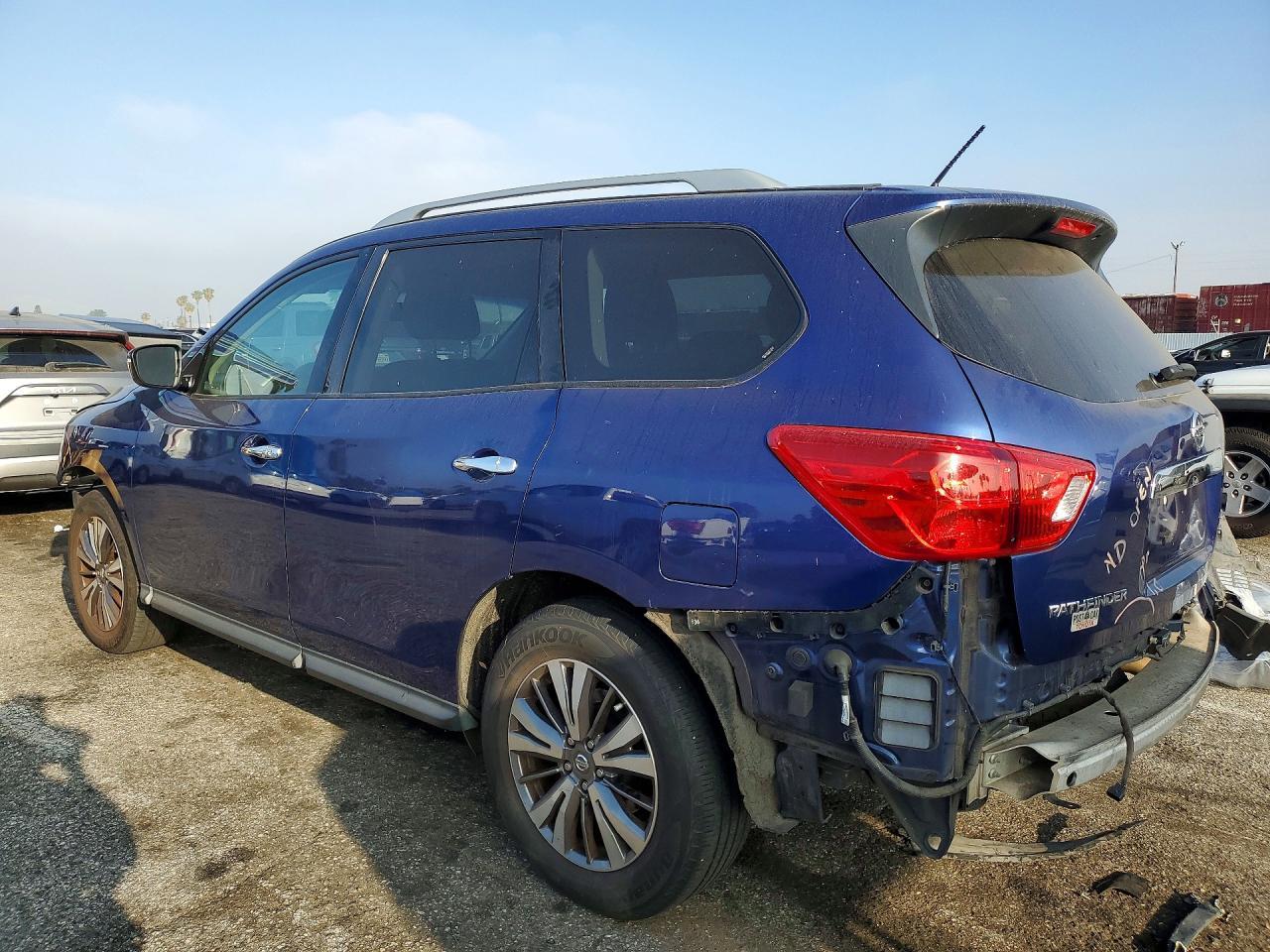 2018 Nissan Pathfinder Sv - zdjęcie 2