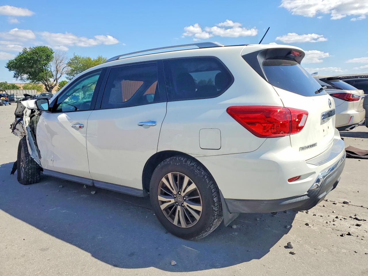 2017 Nissan Pathfinder S - zdjęcie 2