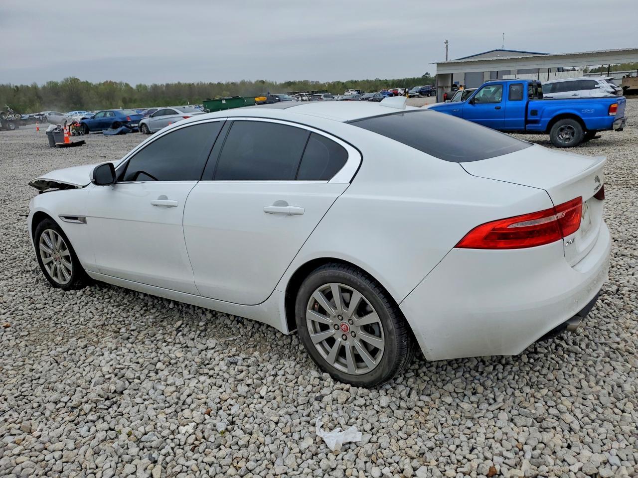 2019 Jaguar Xe - zdjęcie 2