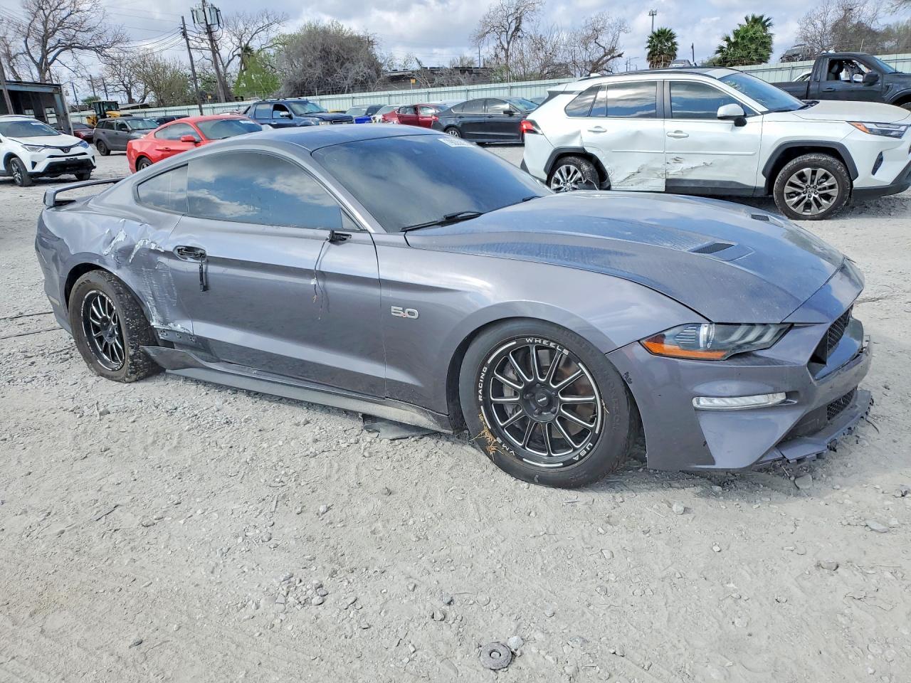 Ford Mustang - zdjęcie 4