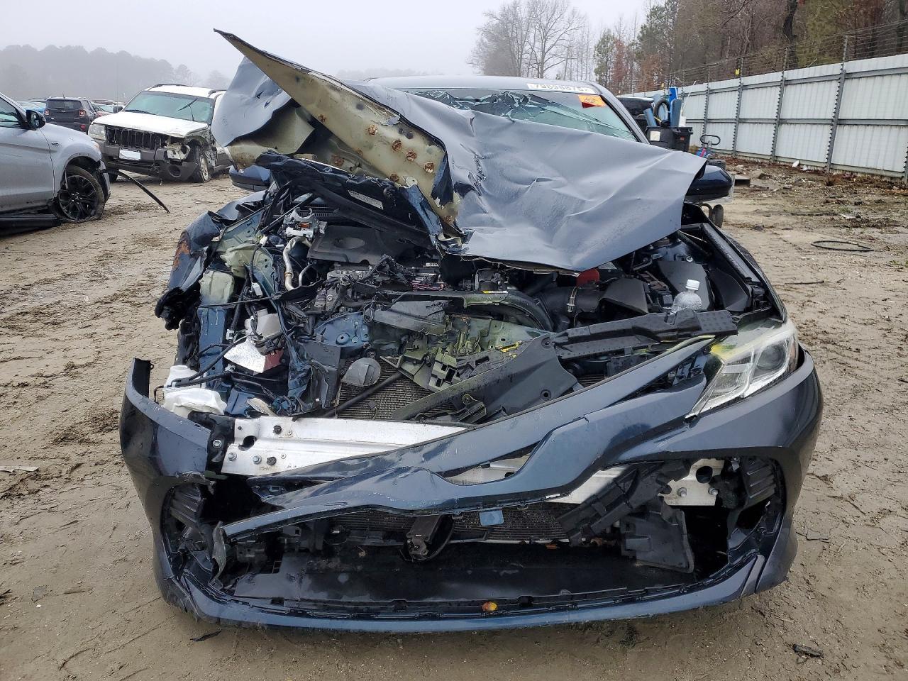 2020 Toyota Camry Le - zdjęcie 5