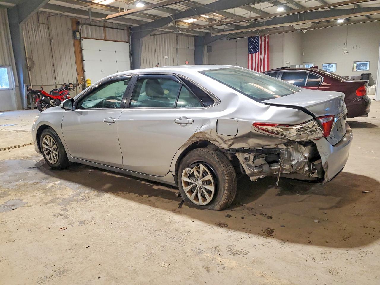 2017 Toyota Camry Le - zdjęcie 2