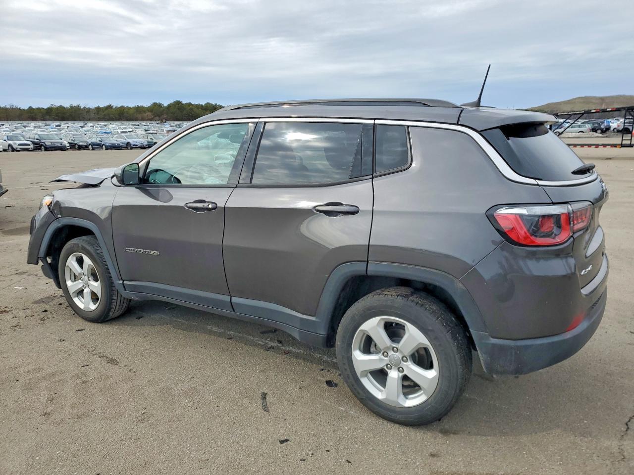 2019 Jeep Compass Latitude - zdjęcie 2