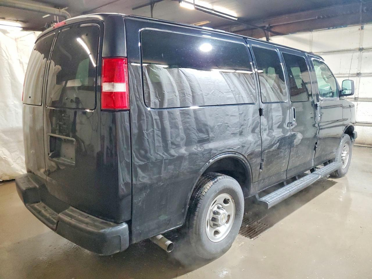 2022 Chevrolet Express G2500 Ls - zdjęcie 3