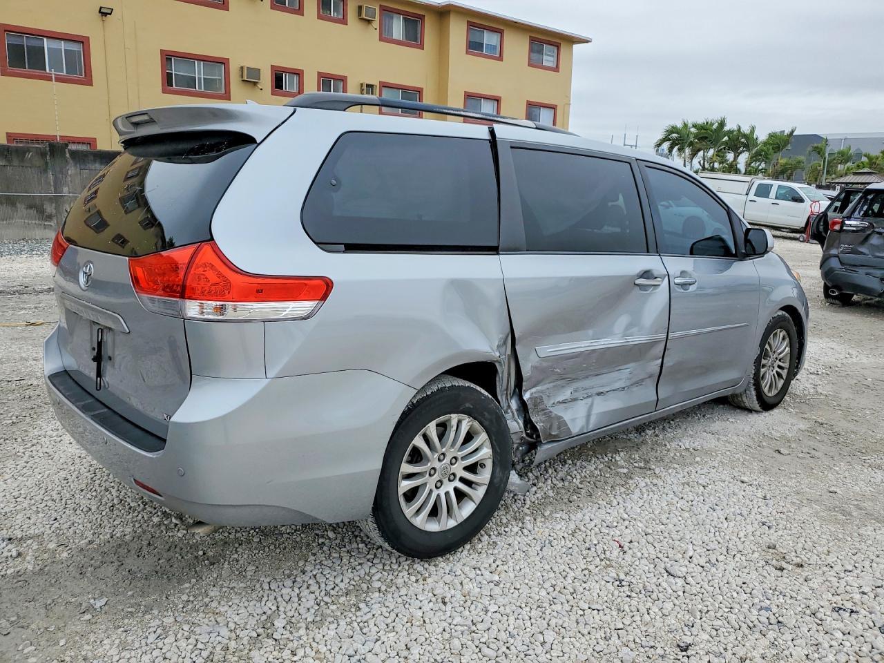 2013 Toyota Sienna Xle 8-Passenger - zdjęcie 3
