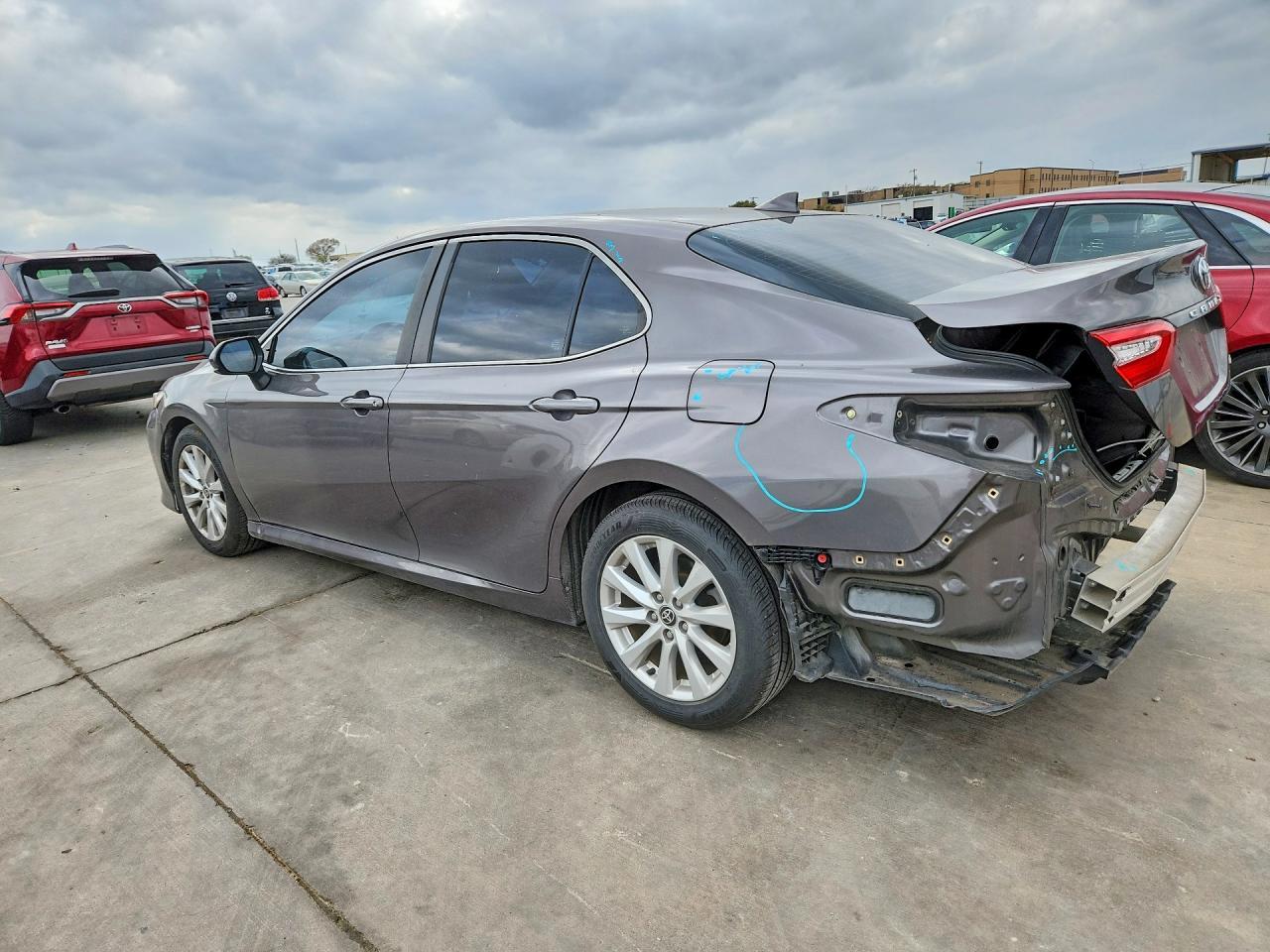2020 Toyota Camry Le - zdjęcie 2