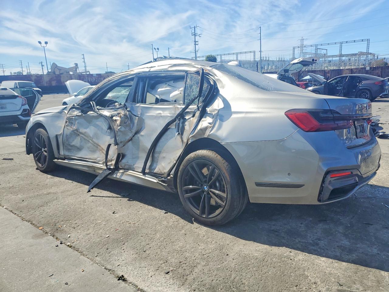 2022 BMW 750 Xi - zdjęcie 2