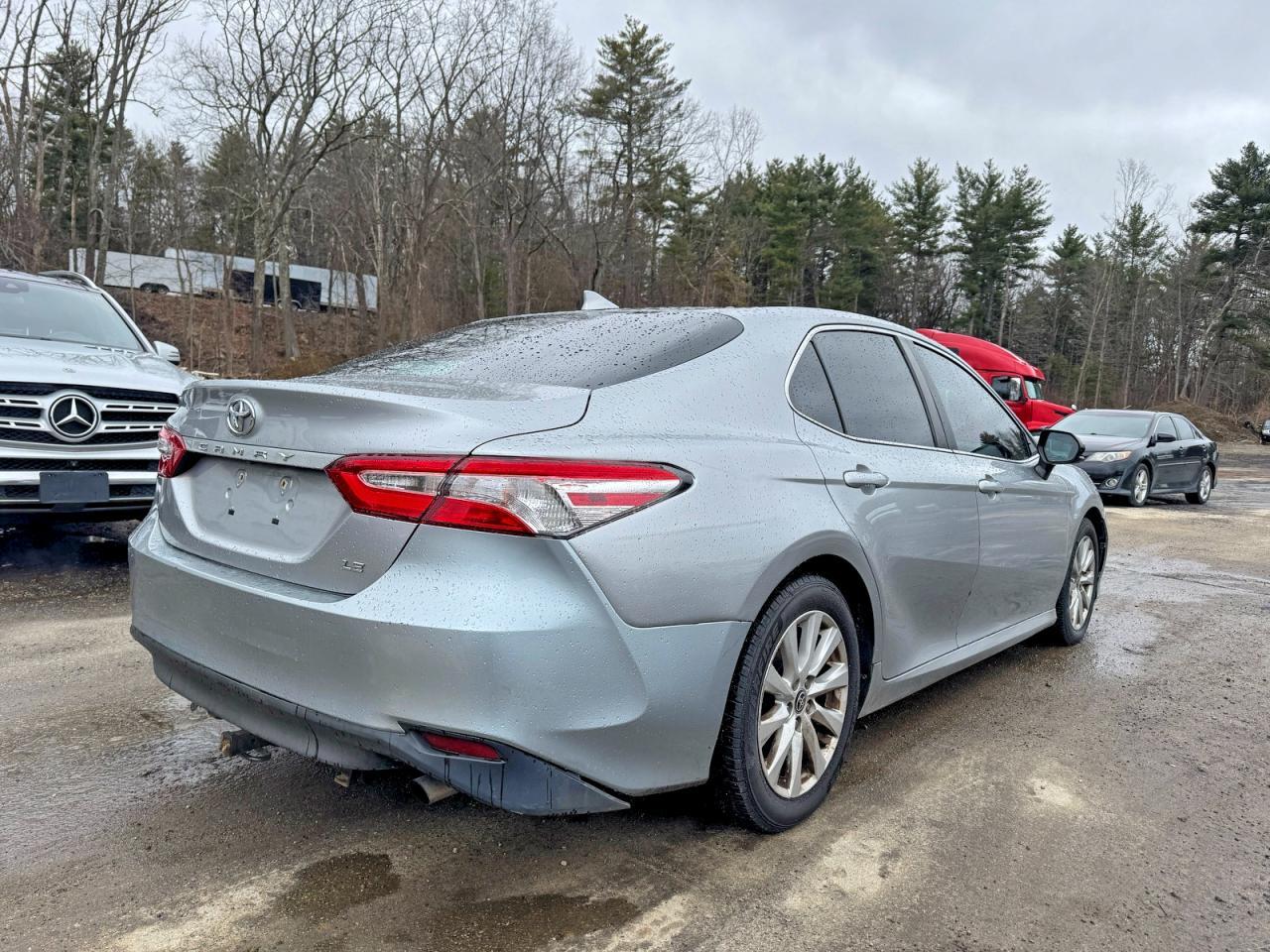 2020 Toyota Camry Le - zdjęcie 4