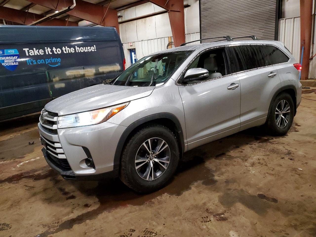 2017 Toyota Highlander Le - zdjęcie główne