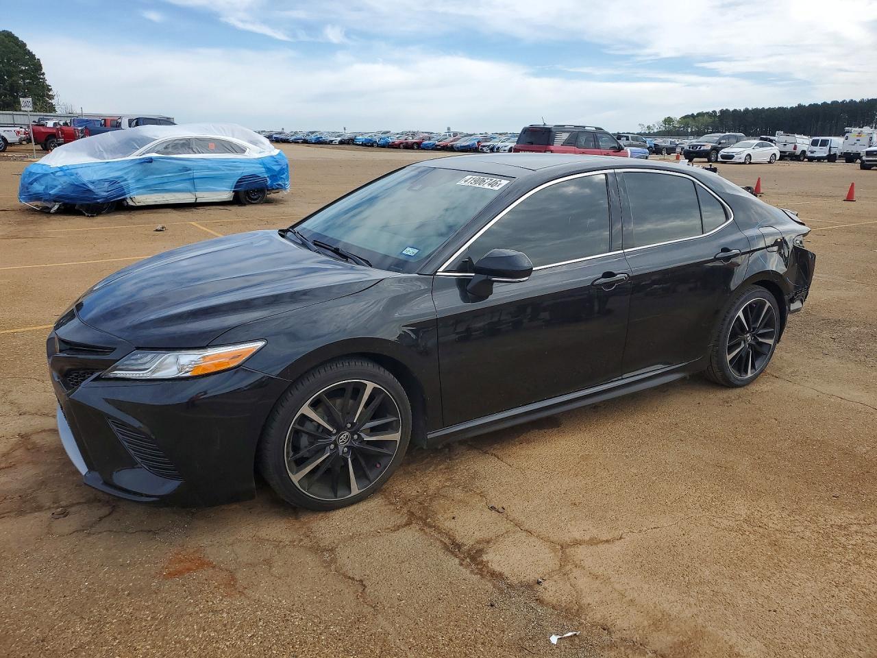 2020 Toyota Camry Xse - zdjęcie główne