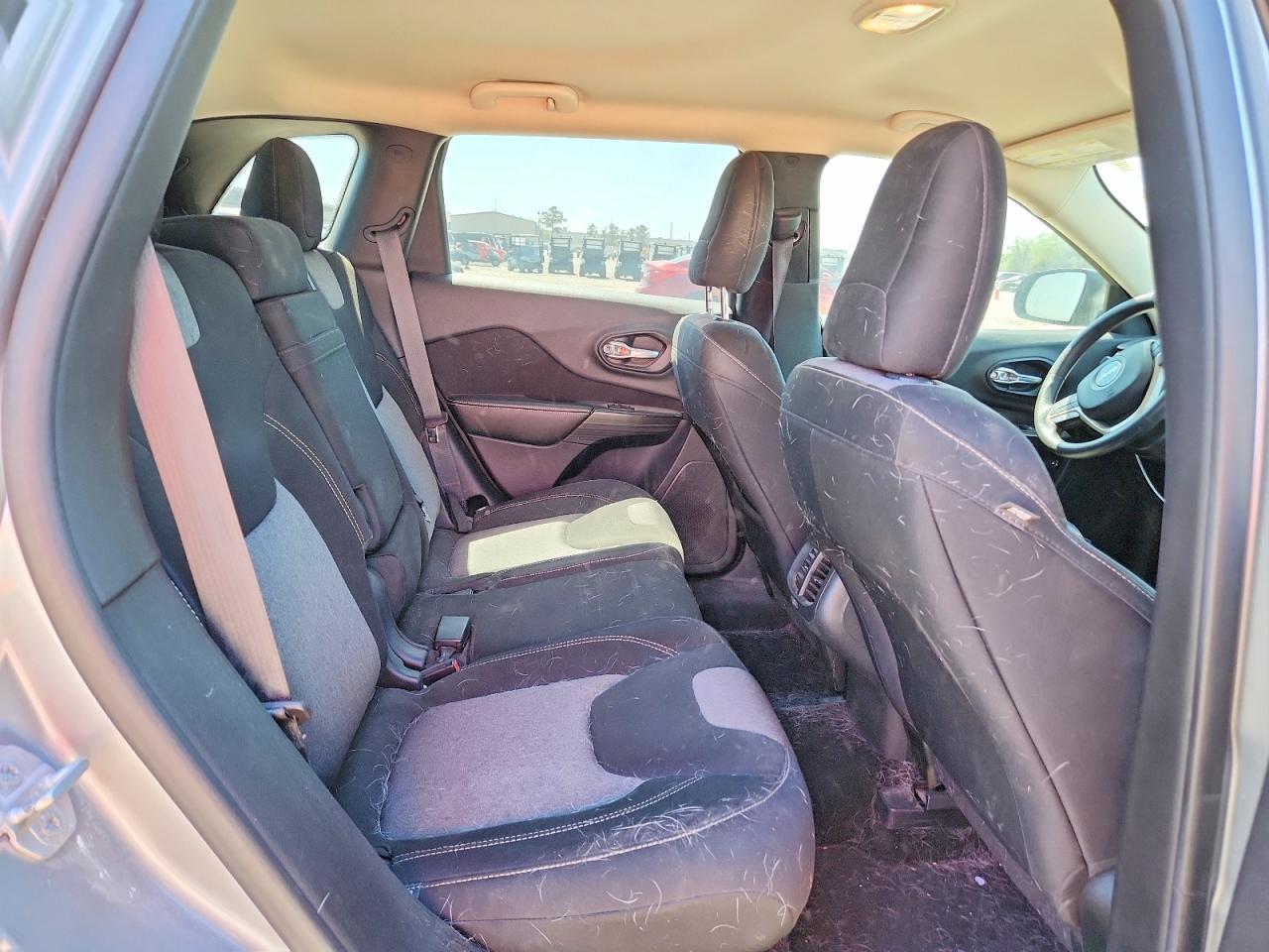 2015 Jeep Cherokee Sport - zdjęcie 10