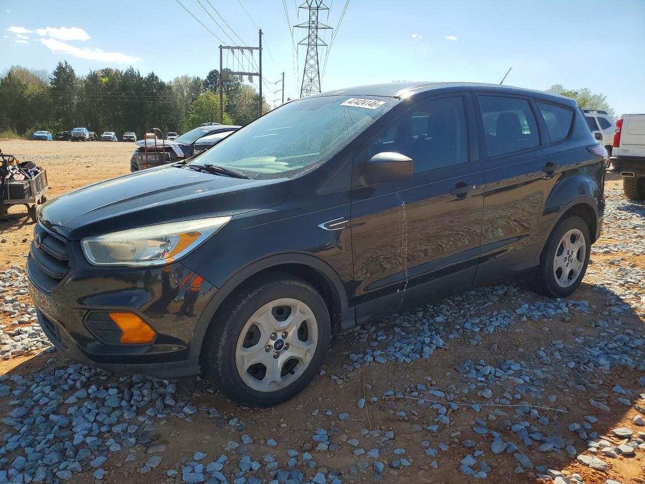 2017 Ford Escape S - zdjęcie główne