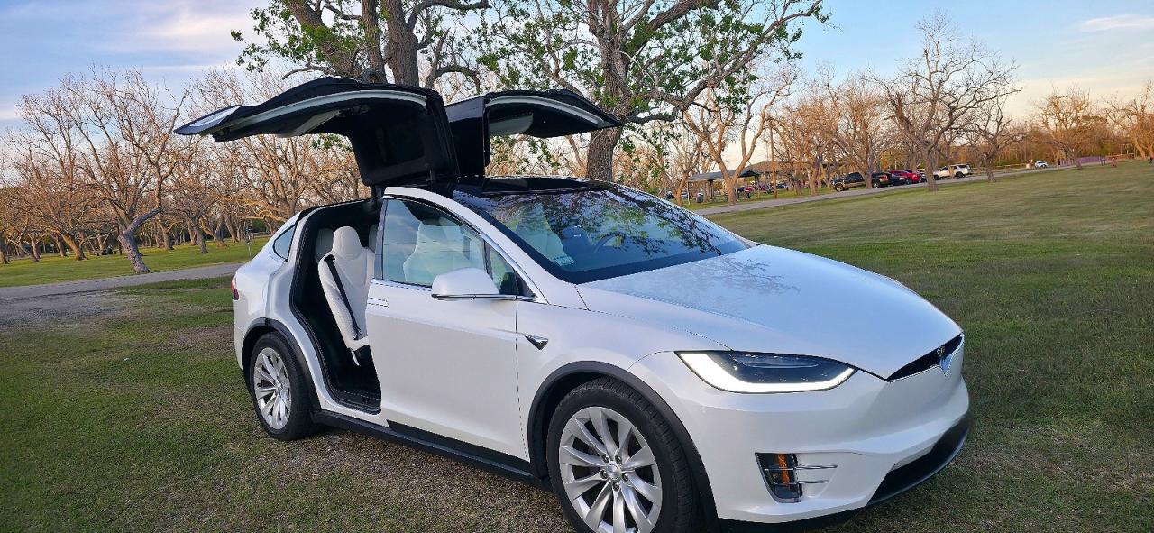 2018 Tesla Model X - zdjęcie główne