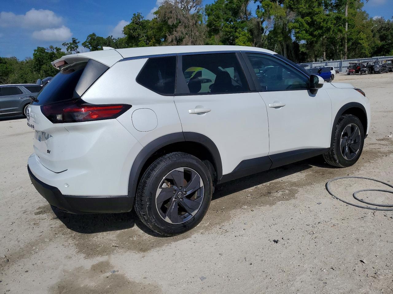 2024 Nissan Rogue Sv - zdjęcie 3