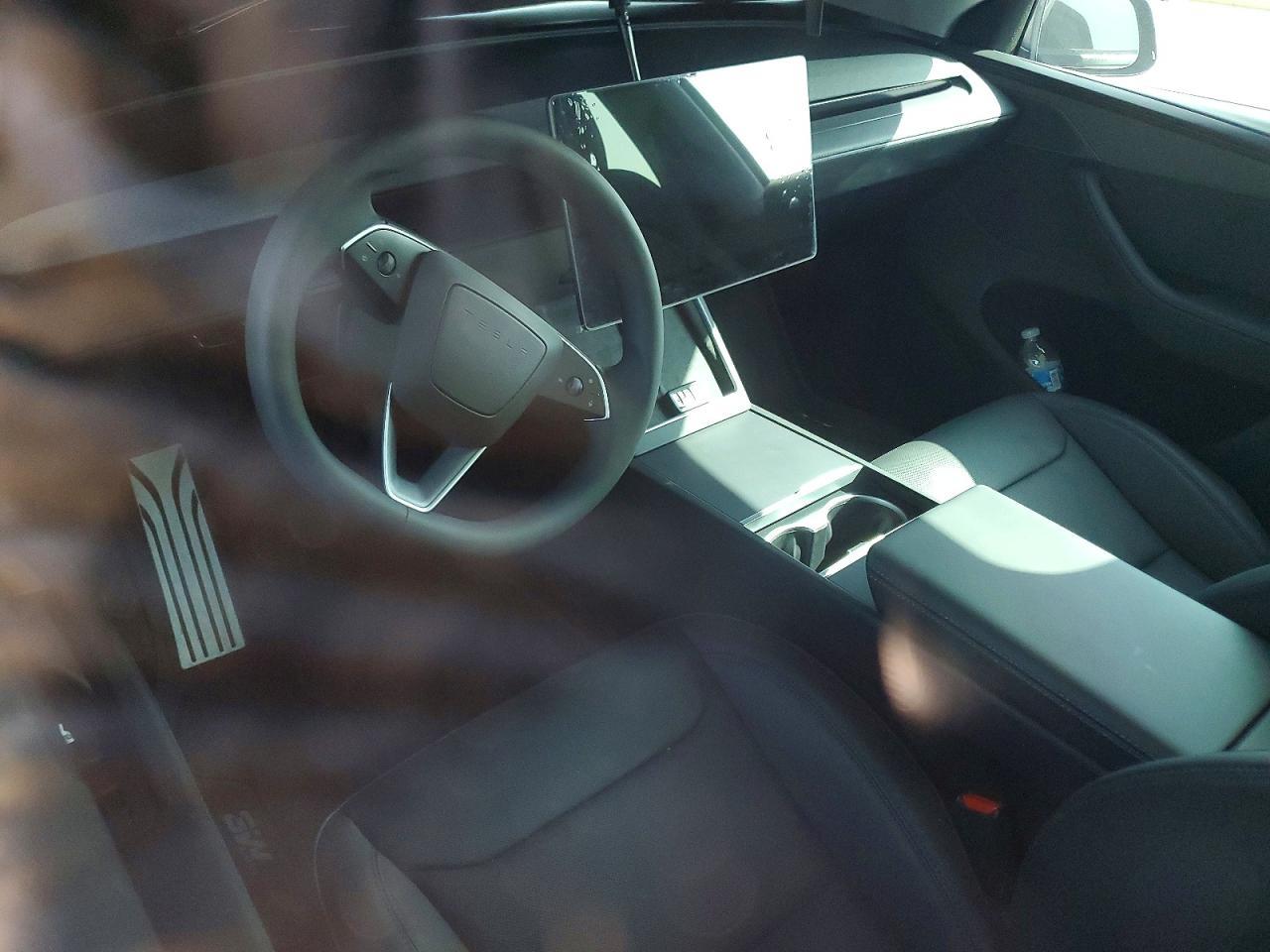 2026 Tesla Model Y - zdjęcie 8